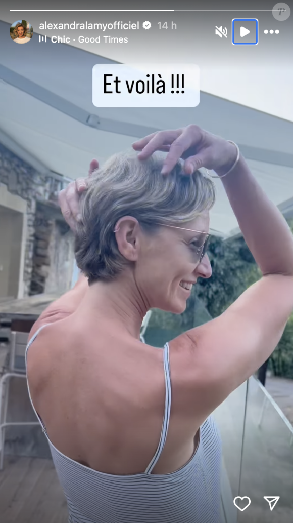 C'est lunettes de soleil sur le nez et tout sourire que la comédienne a posté une vidéo en story sur Instagram. 
Alexandra Lamy présente sa nouvelle coupe sur Instagram.