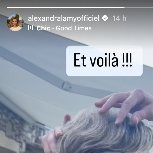 C'est lunettes de soleil sur le nez et tout sourire que la comédienne a posté une vidéo en story sur Instagram. 
Alexandra Lamy présente sa nouvelle coupe sur Instagram.