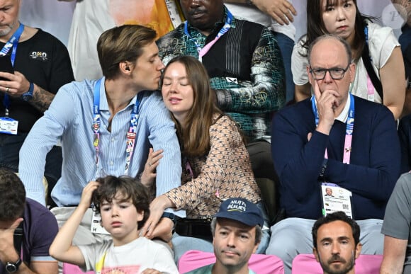 C'est très heureuse que la jeune femme a assisté à plusieurs épreuves des Jeux avec le frère de sa mère mais pas que ! 
Ben-Sylvester Strautmann, Alexandra de Hanovre et le prince Albert de Monaco lors d'une épreuve des Jeux Olympiques de Paris le 9 août 2024.