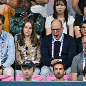 Le couple n'a également pas manqué de laisser éclater au grand jour sa tendresse et ce sous les yeux d'Albert de Monaco lors du match de ping pong qui a opposé la France au Japon. 
Ben-Sylvester Strautmann, Alexandra de Hanovre et le prince Albert de Monaco lors d'une épreuve des Jeux Olympiques de Paris le 9 août 2024.