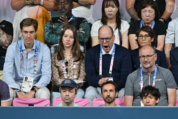 Le couple n'a également pas manqué de laisser éclater au grand jour sa tendresse et ce sous les yeux d'Albert de Monaco lors du match de ping pong qui a opposé la France au Japon. 
Ben-Sylvester Strautmann, Alexandra de Hanovre et le prince Albert de Monaco lors d'une épreuve des Jeux Olympiques de Paris le 9 août 2024.