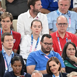 Ben-Sylvester Strautmann, Alexandra de Hanovre et le prince Albert de Monaco lors de la demi-finale de basket masculin aux Jeux Olympiques entre les Etats-Unis et la Serbie le 8 août 2024.