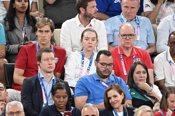 Ben-Sylvester Strautmann, Alexandra de Hanovre et le prince Albert de Monaco lors de la demi-finale de basket masculin aux Jeux Olympiques entre les Etats-Unis et la Serbie le 8 août 2024.