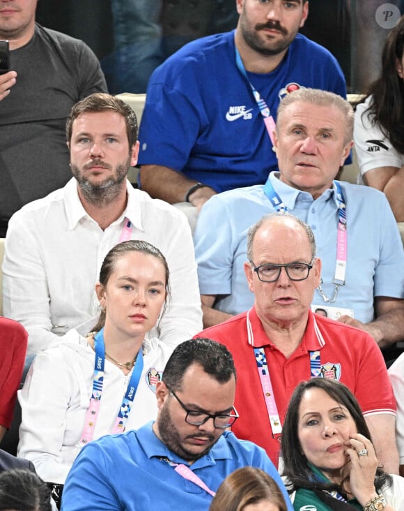 Alexandra de Hanovre et le prince Albert de Monaco lors de la demi-finale de basket masculin aux Jeux Olympiques entre les Etats-Unis et la Serbie le 8 août 2024.