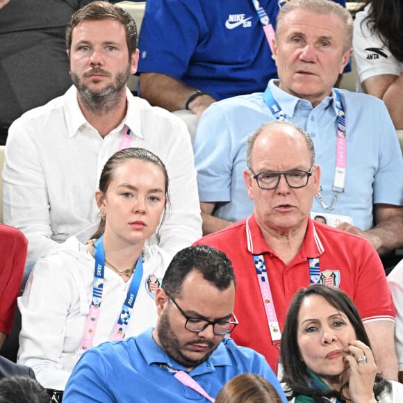 Alexandra de Hanovre et le prince Albert de Monaco lors de la demi-finale de basket masculin aux Jeux Olympiques entre les Etats-Unis et la Serbie le 8 août 2024.