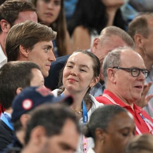 Ben-Sylvester Strautmann, Alexandra de Hanovre et le prince Albert de Monaco lors de la demi-finale de basket masculin aux Jeux Olympiques entre les Etats-Unis et la Serbie le 8 août 2024.