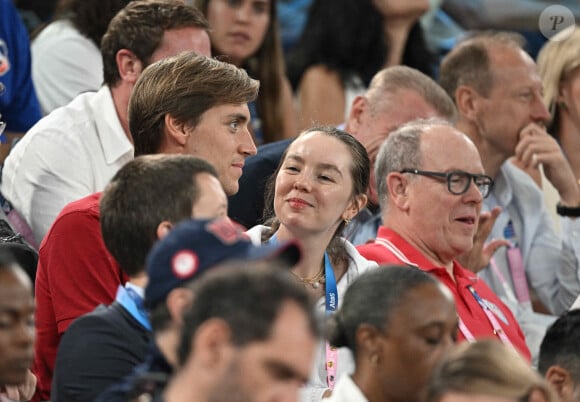 Ben-Sylvester Strautmann, Alexandra de Hanovre et le prince Albert de Monaco lors de la demi-finale de basket masculin aux Jeux Olympiques entre les Etats-Unis et la Serbie le 8 août 2024.