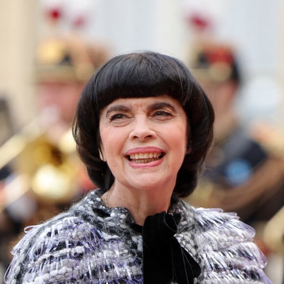 "Certes le président Poutine est venu me voir chanter, mais c'était parce que je me produisais au palais du Kremlin qui est chez lui. C'est donc normal". 
Mireille Mathieu - Arrivée des invités au dîner d'Etat en l'honneur du président chinois Xi Jinping et de sa femme la Première Dame Peng Liyuan au palais présidentiel de l'Elysée à Paris, France, le 6 mai 2024. © Cyril Moreau/Bestimage 