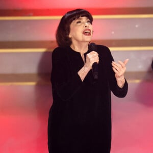 L'artiste emblématique de la chanson française âgée de 78 ans a par ailleurs entendu quelques rumeurs disant que son absence serait due à son ancienne "proximité" avec Vladimir Poutine.
Mireille Mathieu dans l'émission télévisée ARD "La Fête de l'Avent aux 100 000 lumières" au Centre des Congrès de Suhl, Allemagne, le 2 décembre 2023. © Action Press/Bestimage