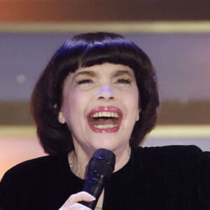 Sentant que cet argument n'a aucun sens, elle pense plutôt que c'est son univers qui n'a pas plu aux organisateurs de la cérémonie. 
Mireille Mathieu dans l'émission télévisée ARD "La Fête de l'Avent aux 100 000 lumières" au Centre des Congrès de Suhl, Allemagne, le 2 décembre 2023. © Action Press/Bestimage