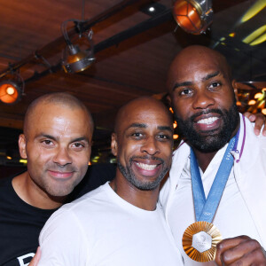 Le judola français a décroché deux nouvelles médailles d'or
Exclusif - Tony Parker, Franck Nema, le directeur du groupe (Les bistrots Pas Parisiens), Teddy Riner - Teddy Riner fête son titre de champion Olympique de judo +100KG au restaurant "Podium" du groupe (Les bistrots Pas Parisiens) à Paris le 2 aout 2024. © Rachid Bellak/Bestimage