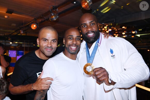 Le judola français a décroché deux nouvelles médailles d'or
Exclusif - Tony Parker, Franck Nema, le directeur du groupe (Les bistrots Pas Parisiens), Teddy Riner - Teddy Riner fête son titre de champion Olympique de judo +100KG au restaurant "Podium" du groupe (Les bistrots Pas Parisiens) à Paris le 2 aout 2024. © Rachid Bellak/Bestimage