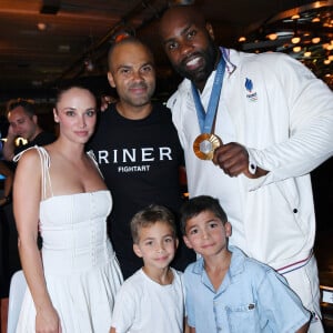 Vendredi 2 août 2024, une soirée a été organisée en son honneur au restaurant Podium
Exclusif - Tony Parker avec sa compagne Agathe Teyssier et ses enfants Josh et Liam, Teddy Riner - Teddy Riner fête son titre de champion Olympique de judo +100KG au restaurant "Podium" du groupe (Les bistrots Pas Parisiens) à Paris le 2 aout 2024. © Rachid Bellak/Bestimage