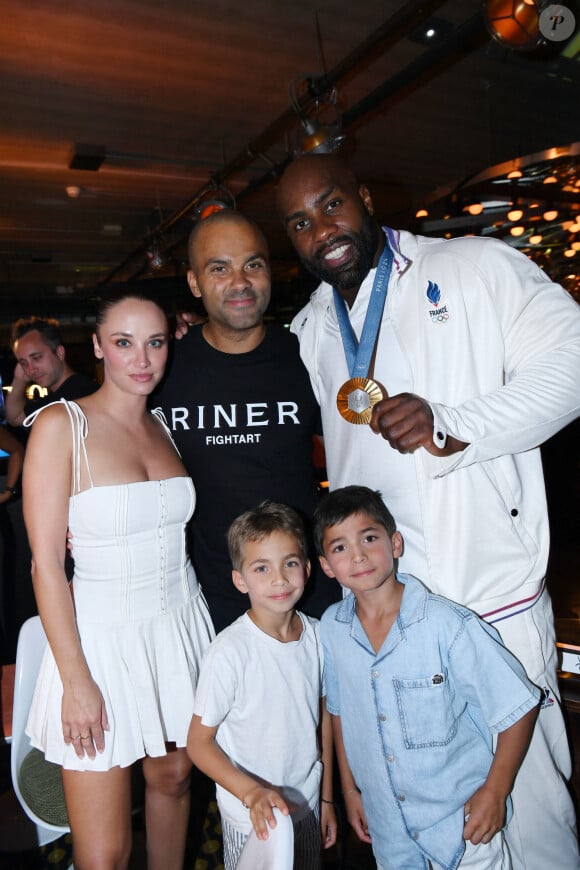 Vendredi 2 août 2024, une soirée a été organisée en son honneur au restaurant Podium
Exclusif - Tony Parker avec sa compagne Agathe Teyssier et ses enfants Josh et Liam, Teddy Riner - Teddy Riner fête son titre de champion Olympique de judo +100KG au restaurant "Podium" du groupe (Les bistrots Pas Parisiens) à Paris le 2 aout 2024. © Rachid Bellak/Bestimage