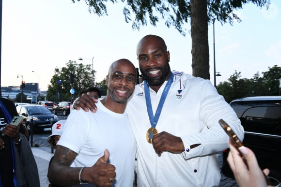 Exclusif - Teddy Riner et Franck Nema, le directeur du groupe (Les bistrots Pas Parisiens) - Teddy Riner fête son titre de champion Olympique de judo +100KG au restaurant "Podium" du groupe (Les bistrots Pas Parisiens) à Paris le 2 aout 2024. © Rachid Bellak/Bestimage