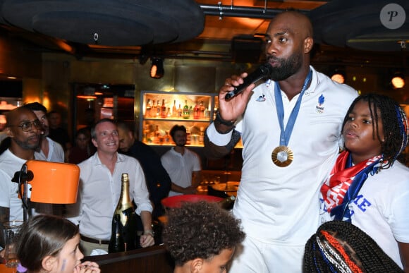 Exclusif -  Teddy Riner et son fils Eden - Teddy Riner fête son titre de champion Olympique de judo +100KG au restaurant "Podium" du groupe (Les bistrots Pas Parisiens) à Paris le 2 aout 2024. © Rachid Bellak/Bestimage