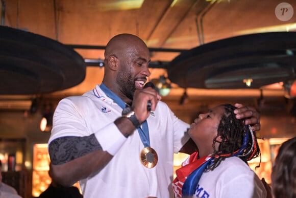 Le champion olympique était également accompagné de sa femme et de ses deux enfants
Exclusif - Teddy Riner et son fils Eden - Teddy Riner fête son titre de champion Olympique de judo +100KG au restaurant "Podium" du groupe (Les bistrots Pas Parisiens) à Paris le 2 aout 2024. © Rachid Bellak/Bestimage