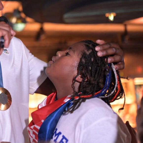 Le champion olympique était également accompagné de sa femme et de ses deux enfants
Exclusif - Teddy Riner et son fils Eden - Teddy Riner fête son titre de champion Olympique de judo +100KG au restaurant "Podium" du groupe (Les bistrots Pas Parisiens) à Paris le 2 aout 2024. © Rachid Bellak/Bestimage