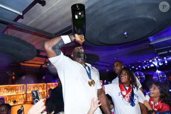 Exclusif -  Teddy Riner et son fils Eden - Teddy Riner fête son titre de champion Olympique de judo +100KG au restaurant "Podium" du groupe (Les bistrots Pas Parisiens) à Paris le 2 aout 2024. © Rachid Bellak/Bestimage