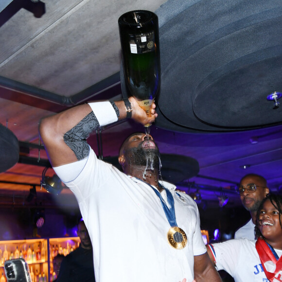 Exclusif -  Teddy Riner et son fils Eden - Teddy Riner fête son titre de champion Olympique de judo +100KG au restaurant "Podium" du groupe (Les bistrots Pas Parisiens) à Paris le 2 aout 2024. © Rachid Bellak/Bestimage