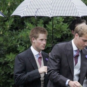 "William est assez dégoûté qu'une fois de plus Harry encaisse et ramène des millions dans sa maison de Montecito sans lever le petit doigt".
Archives : Prince William et Harry