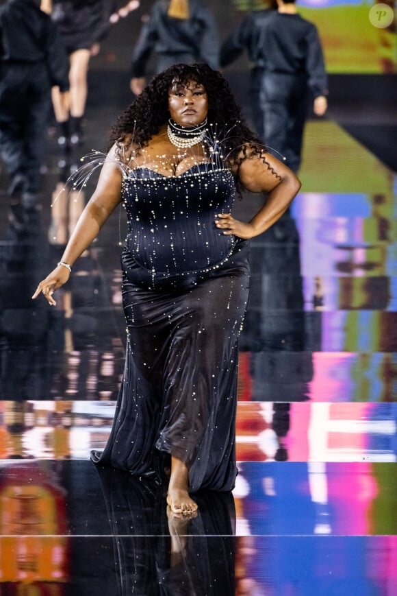 Yseult - "Le Défilé - Walk Your Worth" de L'Oréal lors de la Fashion Week sous la Tour Eiffel à Paris le 1er octobre 2023. © Olivier Borde - Bertrand Rindorff / Bestimage