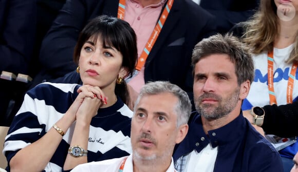 Un grand bravo !
Nolwenn Leroy et son compagnon Arnaud Clément - Célébrités dans les tribunes des Internationaux de France de tennis de Roland Garros 2024 à Paris le 27 mai 2024. © Moreau-Jacovides/Bestimage 