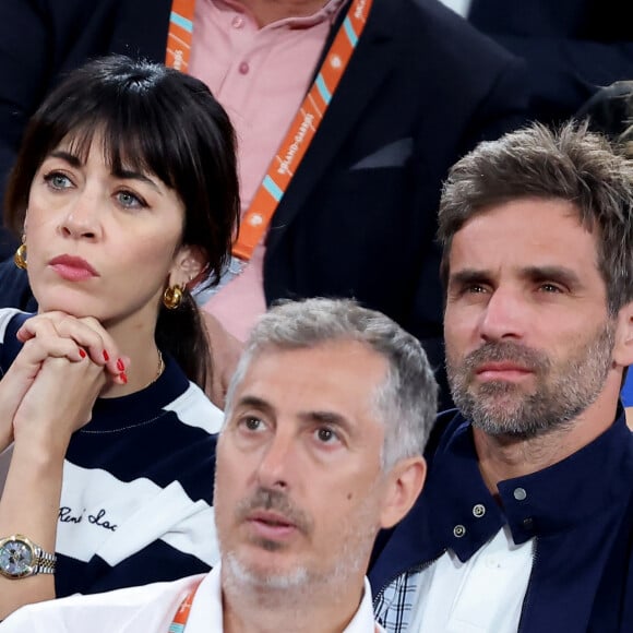 Un grand bravo !
Nolwenn Leroy et son compagnon Arnaud Clément - Célébrités dans les tribunes des Internationaux de France de tennis de Roland Garros 2024 à Paris le 27 mai 2024. © Moreau-Jacovides/Bestimage 