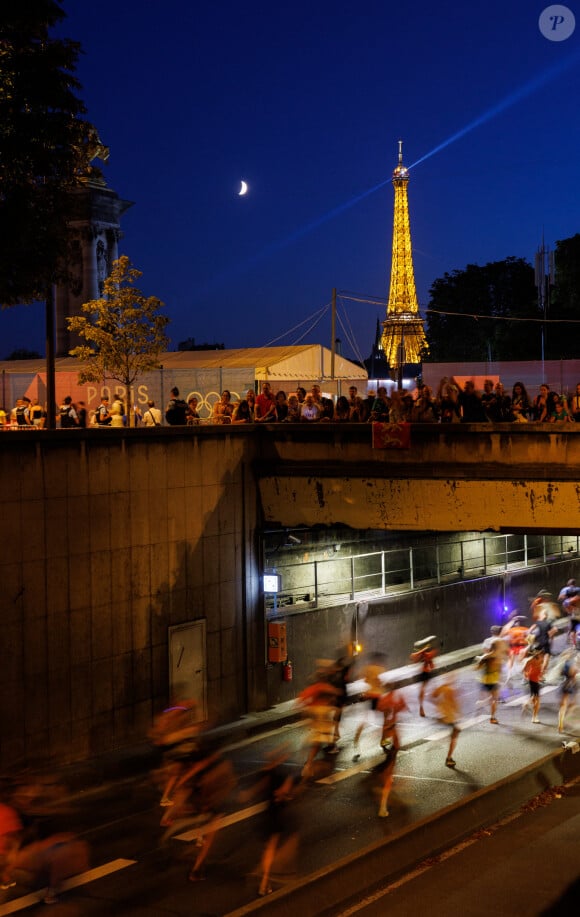 Première épreuve ouverte au grand public dans l'histoire des JO
10 août 2024, Paris, Ile de France, France : Les coureurs de la région parisienne courent dans un marathon citoyen sur le même parcours de marathon olympique près du Grande Palais pendant les Jeux olympiques de Paris 2024 le samedi 10 août 2024 à Paris. (Image de crédit : © Paul Kitagaki, Jr./ZUMA Press Wire)