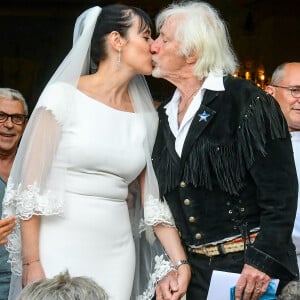 Murielle Mégevand et Hugues Aufray s'embrassent sur le parvis de l'église - Mariage d'Hugues Aufray et de Murielle Mégevand à l'église Saint-Vigor de Marly-Le Roy, France, le 2 septembre 2023. 