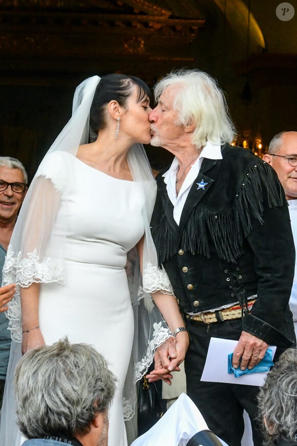 Murielle Mégevand et Hugues Aufray s'embrassent sur le parvis de l'église - Mariage d'Hugues Aufray et de Murielle Mégevand à l'église Saint-Vigor de Marly-Le Roy, France, le 2 septembre 2023. 