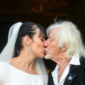 Murielle Mégevand et Hugues Aufray s'embrassent sur le parvis de l'église - Mariage d'Hugues Aufray et de Murielle Mégevand à l'église Saint-Vigor de Marly-Le Roy, France, le 2 septembre 2023. 