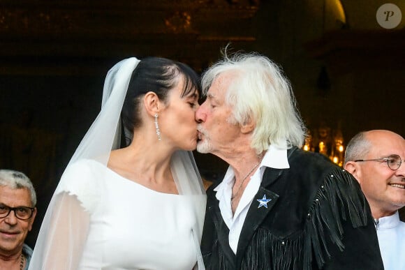 Murielle Mégevand et Hugues Aufray s'embrassent sur le parvis de l'église - Mariage d'Hugues Aufray et de Murielle Mégevand à l'église Saint-Vigor de Marly-Le Roy, France, le 2 septembre 2023. 