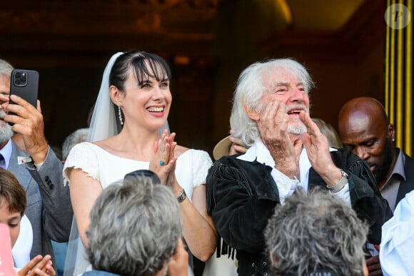 Murielle Mégevand et Hugues Aufray sur le parvis de l'église - Mariage d'Hugues Aufray et de Murielle Mégevand à l'église Saint-Vigor de Marly-Le Roy, France, le 2 septembre 2023. 