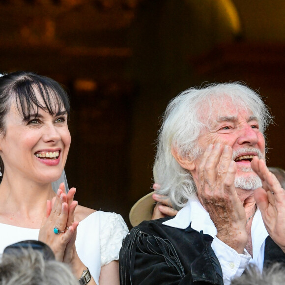 Murielle Mégevand et Hugues Aufray sur le parvis de l'église - Mariage d'Hugues Aufray et de Murielle Mégevand à l'église Saint-Vigor de Marly-Le Roy, France, le 2 septembre 2023. 