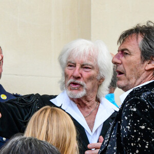 Hugues Aufray et Jean-Luc Reichmann sur le parvis de l'église - Mariage d'Hugues Aufray et de Murielle Mégevand à l'église Saint-Vigor de Marly-Le Roy, France, le 2 septembre 2023. 