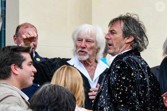 Hugues Aufray et Jean-Luc Reichmann sur le parvis de l'église - Mariage d'Hugues Aufray et de Murielle Mégevand à l'église Saint-Vigor de Marly-Le Roy, France, le 2 septembre 2023. 