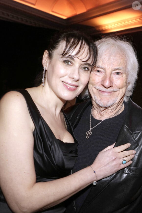 Hugues Aufray et sa femme Murielle posant lors d'une séance de portrait à Paris, France, le 18 mars 2024. Photo par VIM/ABACAPRESS.COM