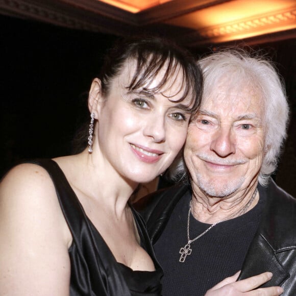 Hugues Aufray et sa femme Murielle posant lors d'une séance de portrait à Paris, France, le 18 mars 2024. Photo par VIM/ABACAPRESS.COM