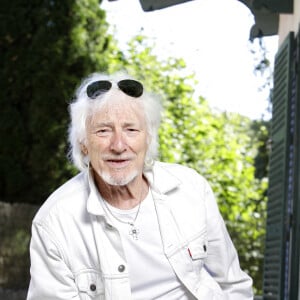 Hugues Aufray pose lors d'une séance de portrait à Paris, France, le 20 août 2022. Photo par VIM/ABACAPRESS.COM