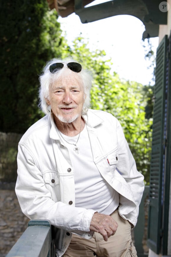 Hugues Aufray pose lors d'une séance de portrait à Paris, France, le 20 août 2022. Photo par VIM/ABACAPRESS.COM