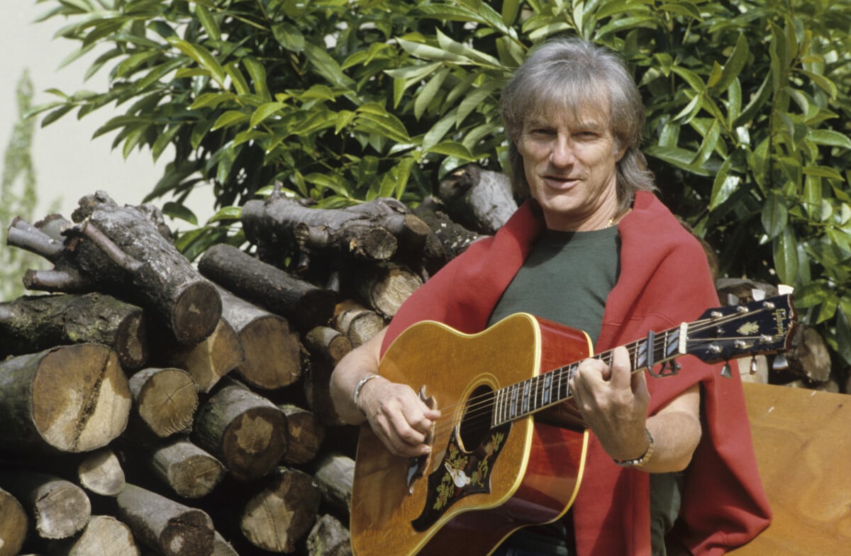 Photo : Hugues Aufray - En France, Hugues Aufray jouant de la guitare, en  extérieur, chez lui, dans sa maison de Marnes-la-Coquette - Purepeople
