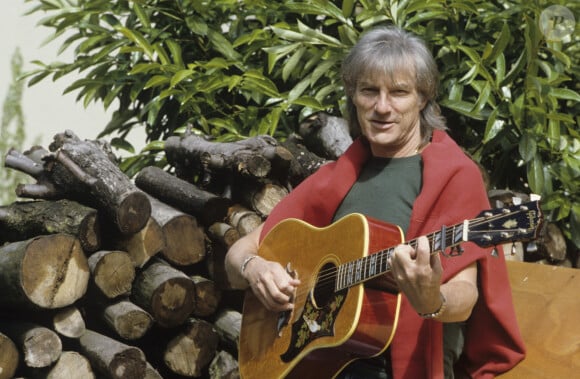 Hugues Aufray - En France, Hugues Aufray jouant de la guitare, en extérieur, chez lui, dans sa maison de Marnes-la-Coquette