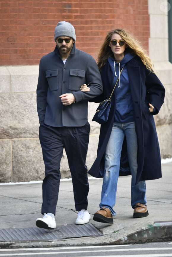 Blake Lively et son mari Ryan Reynolds, enlacés, se promènent à New York le 24 octobre 2023