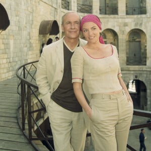 "L'ambiance était bon enfant, on était dans une équipe hyper sympa. (...) On a joué, on a rigolé", s'est de son côté souvenue Cendrine Dominguez, qui a présenté avec lui Fort Boyard dans les années 90.
Archives - En France, en Poitou-Charentes, à Fort Boyard sur une coursive, portrait de Cendrine DOMINGUEZ souriante, coiffée d'un bandeau, posant contre Patrice LAFFONT souriant . © Bruno Schneider via Bestimage