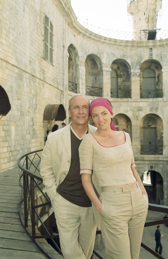 "L'ambiance était bon enfant, on était dans une équipe hyper sympa. (...) On a joué, on a rigolé", s'est de son côté souvenue Cendrine Dominguez, qui a présenté avec lui Fort Boyard dans les années 90.
Archives - En France, en Poitou-Charentes, à Fort Boyard sur une coursive, portrait de Cendrine DOMINGUEZ souriante, coiffée d'un bandeau, posant contre Patrice LAFFONT souriant . © Bruno Schneider via Bestimage