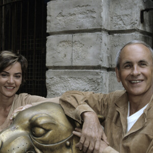 Auprès du "Parisien", le producteur mais aussi Olivier Minne et Cendrine Dominguez qui ont vécu cette journée avec lui en racontent les coulisses.
Archives - En France, en Poitou-Charentes, à Fort Boyard, portrait de Cendrine DOMINGUEZ et Patrice LAFFONT accoudés sur une sculpture de tête de tigre en bronze . Le 3 juin 1997 © Alain Canu via Bestimage