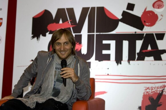 A quatre jours de son concert dans le pays, David Guetta reçoit un disque d'or pour célébrer le succès de son album One Love au Mexique, lors d'une conférence de presse à Mexico.