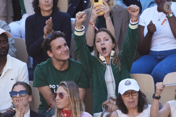 Théo Curin et sa compagne Marie-Camille Fabas - Célébrités dans les tribunes de la finale homme des Internationaux de France de tennis de Roland Garros 2024 à Paris le 9 juin 2024. © Jacovides-Moreau/Bestimage 