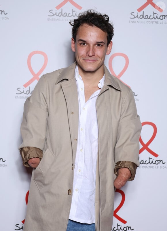 Théo Curin - Photocall de la soirée de lancement du "Sidaction" au théâtre Edouard VII à Paris le 4 mars 2024. © Denis Guignebourg/Bestimage 